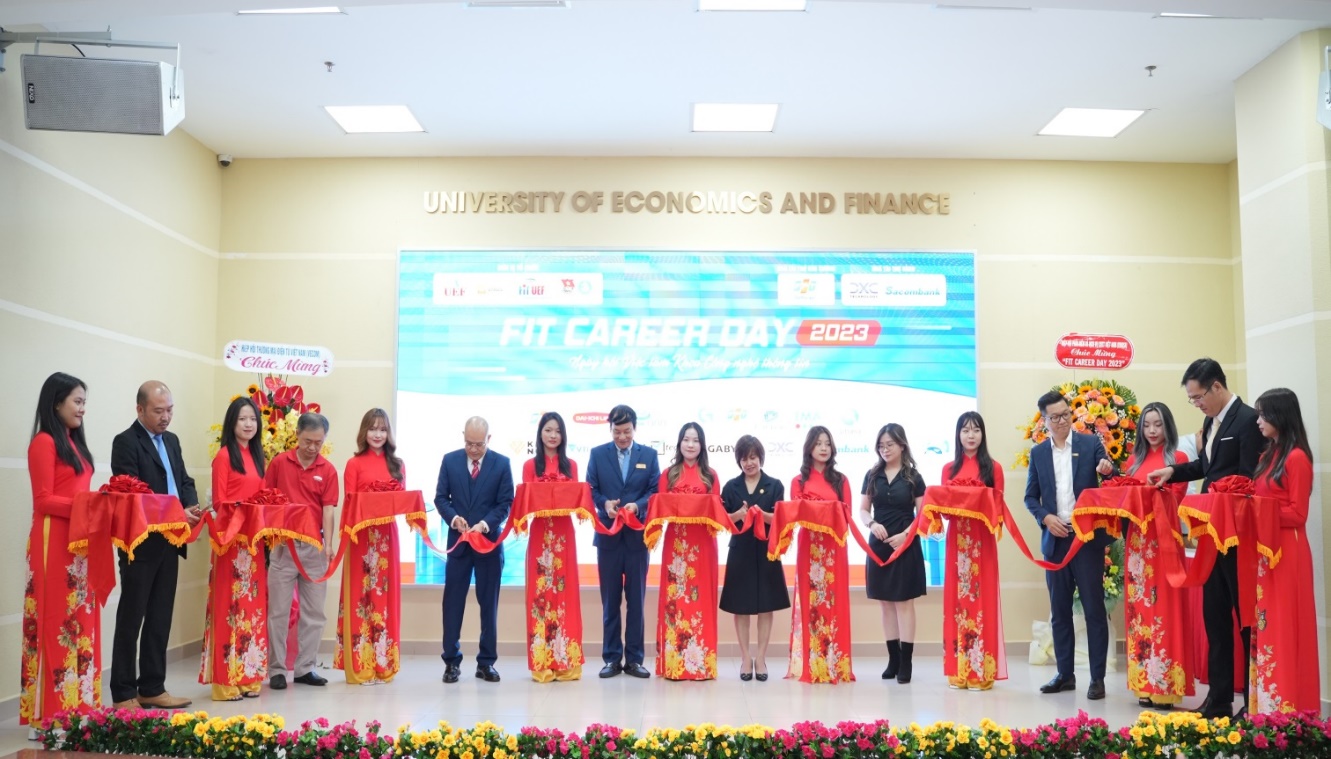 FIT Career Day 2023: Ngày hội việc làm quy mô lớn cho sinh viên công nghệ UEF - Ảnh 1.