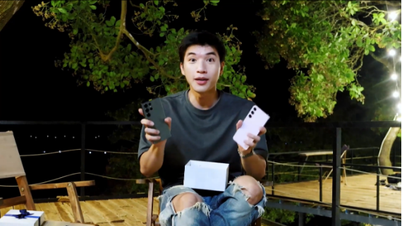 HIEUTHUHAI livestream xuyên đêm cùng fans &quot;đập hộp&quot; Galaxy S23 đầu tiên tại Việt Nam - Ảnh 1.