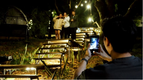 HIEUTHUHAI livestream xuyên đêm cùng fans &quot;đập hộp&quot; Galaxy S23 đầu tiên tại Việt Nam - Ảnh 2.