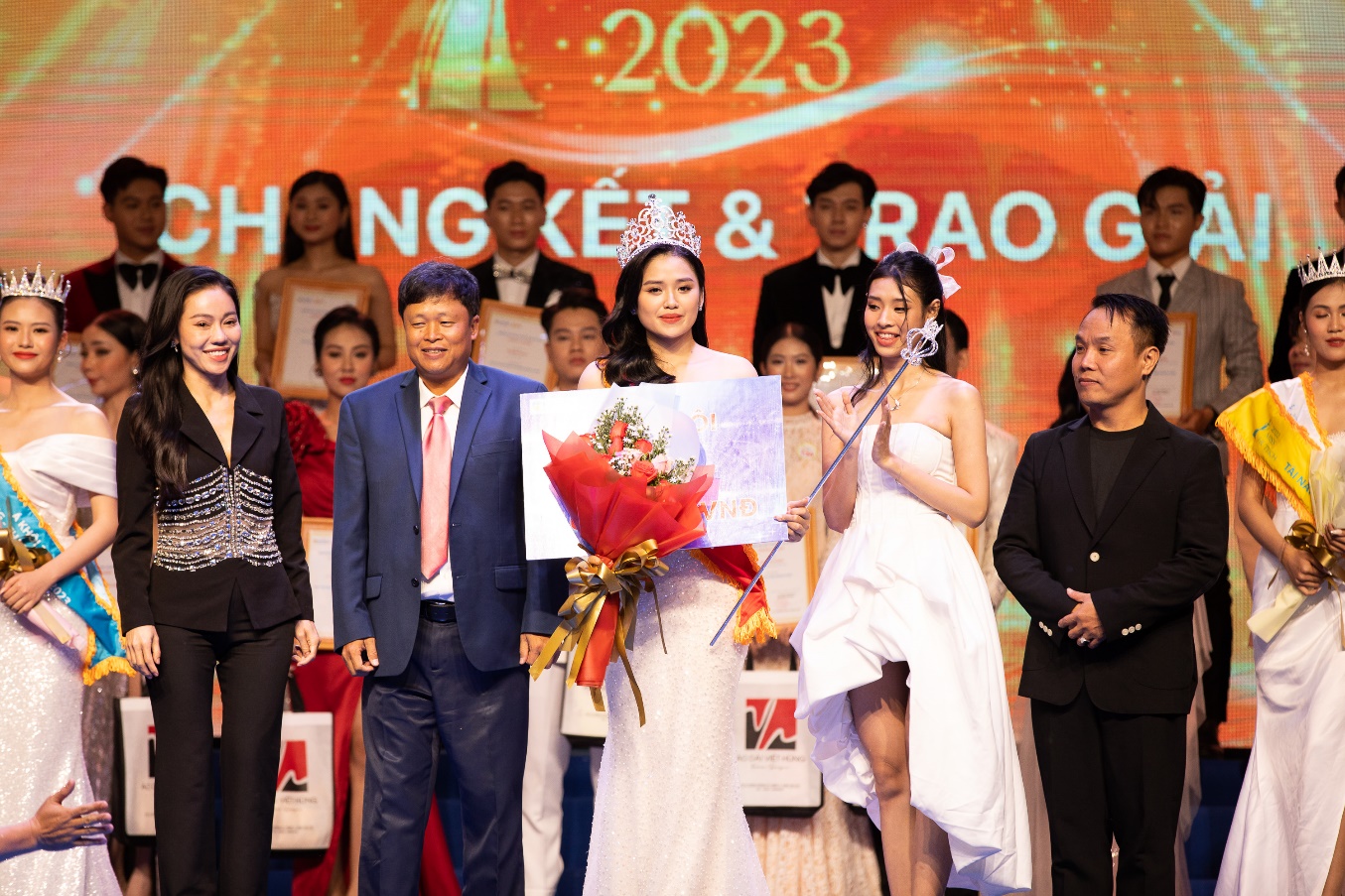 Hoa khôi Miss HUTECH 2023 Nguyễn Thị Tuyết Nhung dự định tham gia các cuộc thi sắc đẹp lớn hơn trong năm nay - Ảnh 4.