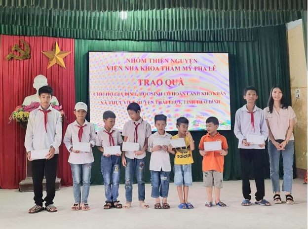 Nha khoa thẩm mỹ Pha Lê hiện thực hóa giấc mơ học tập cho các em học sinh Thái Bình - Ảnh 1.