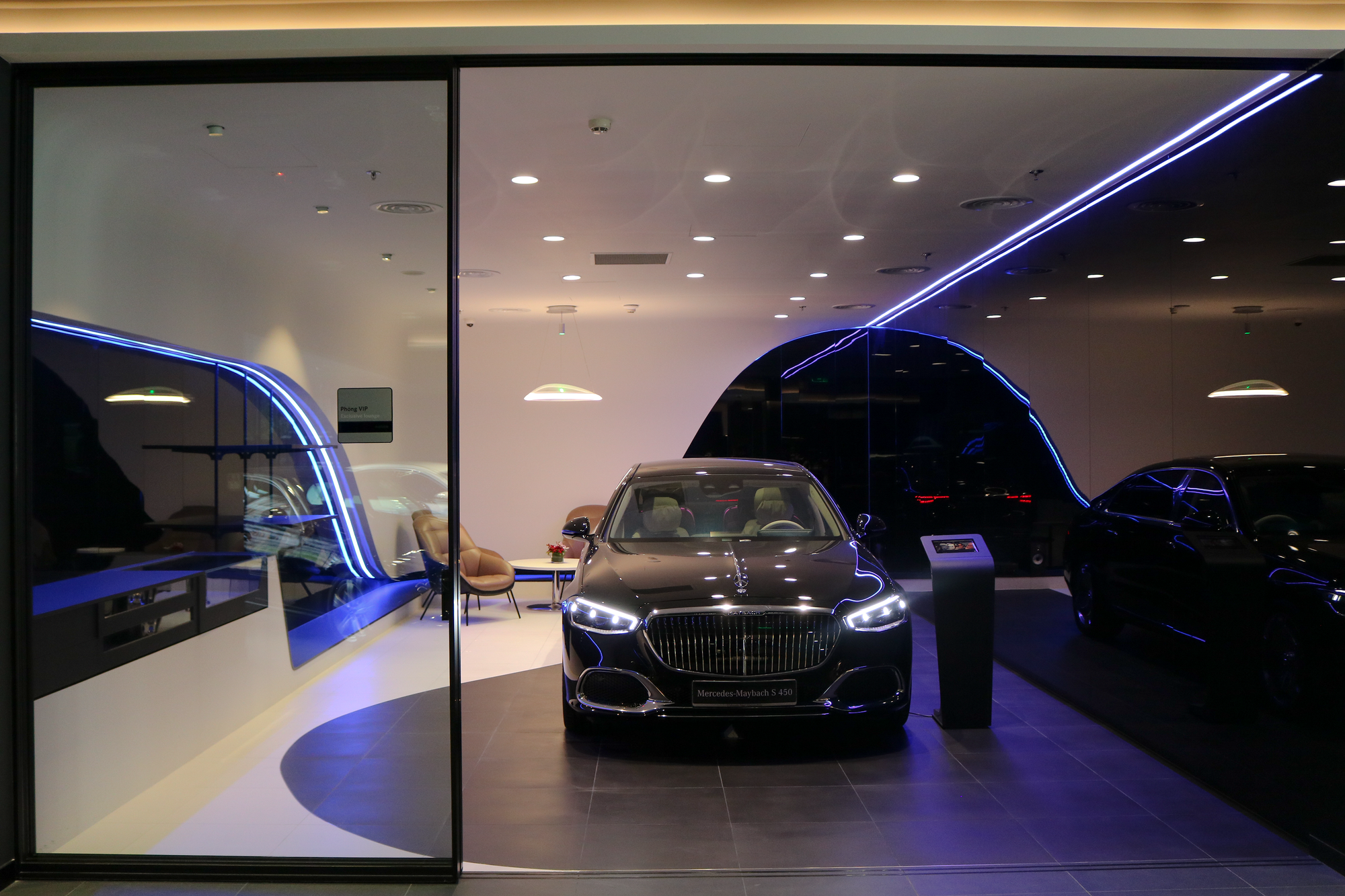 Ra mắt showroom có phòng chờ Maybach Lounge đầu tiên của Mercedes-Benz tại Việt Nam - Ảnh 2.