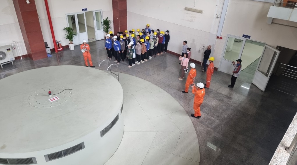 Đoàn học sinh tham quan, hướng nghiệp tại nhà máy thủy điện Buôn Tua Srah - Ảnh 3.