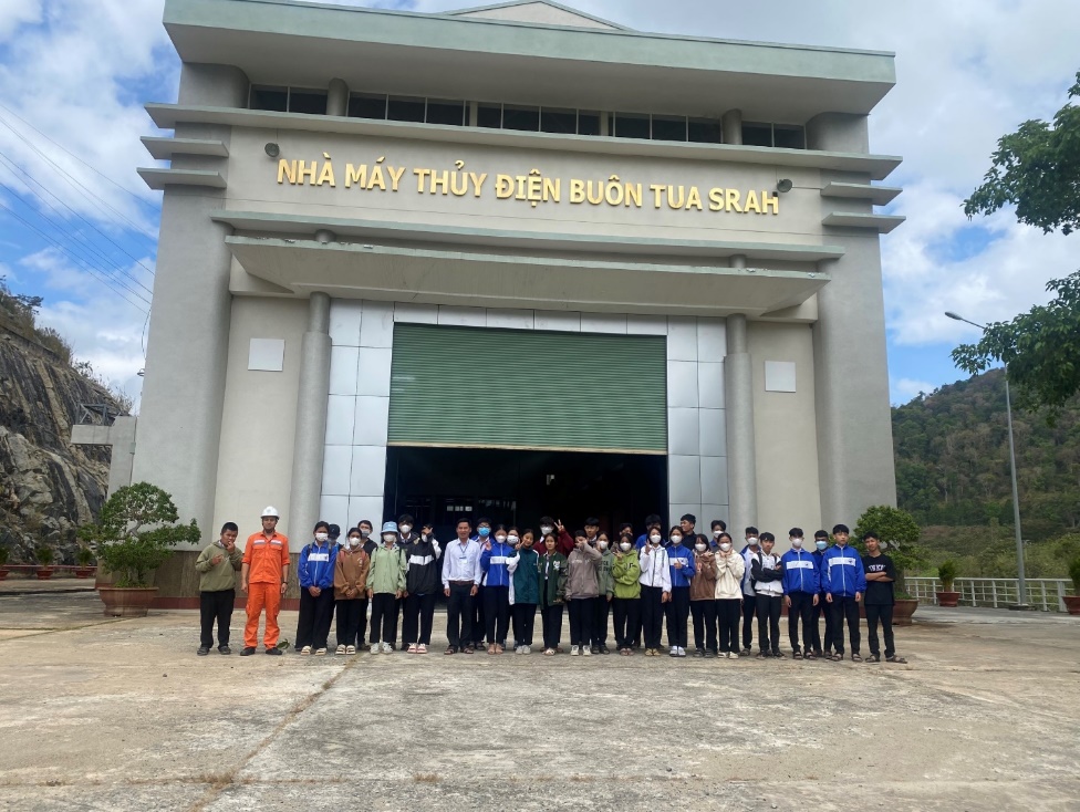 Đoàn học sinh tham quan, hướng nghiệp tại nhà máy thủy điện Buôn Tua Srah - Ảnh 6.