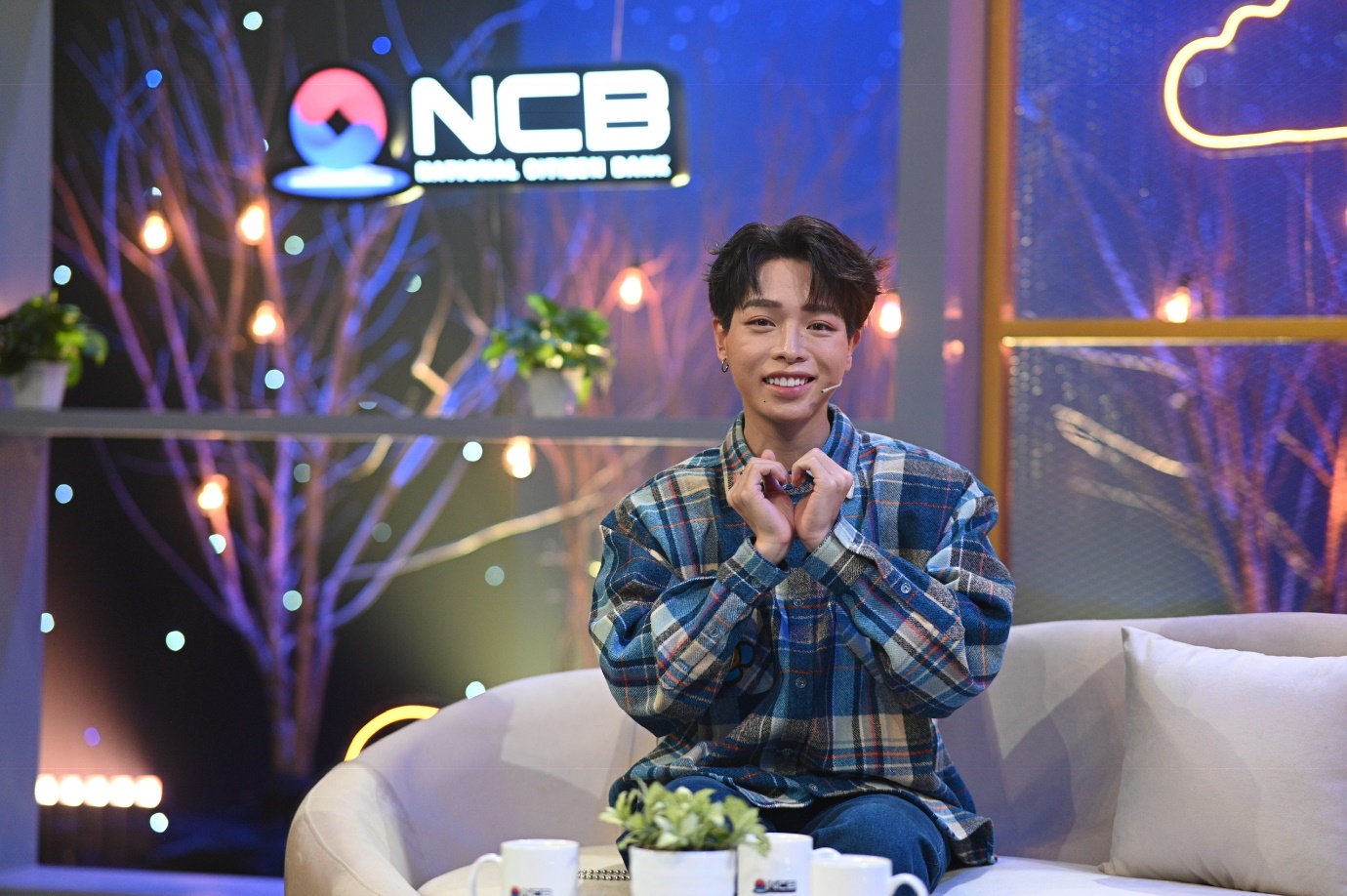 Vì sao “NCB Sing & Share Show” lại thu hút giới trẻ và nhiều nghệ sĩ nổi tiếng? - Ảnh 1.