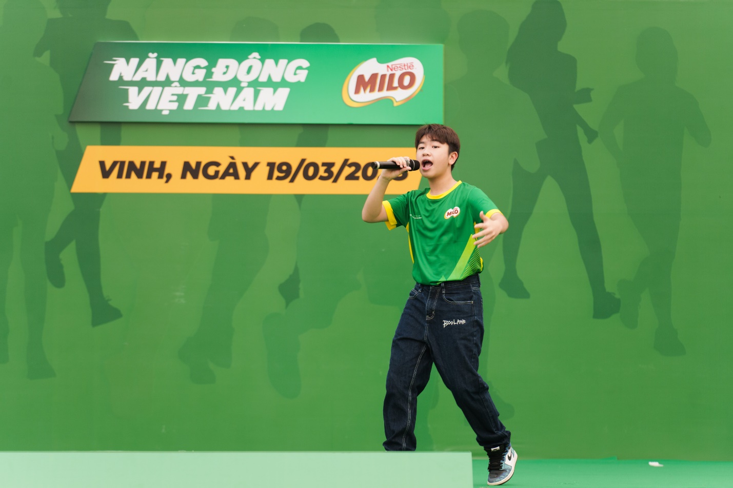 Ca sĩ nhí Đăng Bách cùng học sinh Nghệ An tham gia Ngày hội đi bộ MILO 2023 - Ảnh 1.