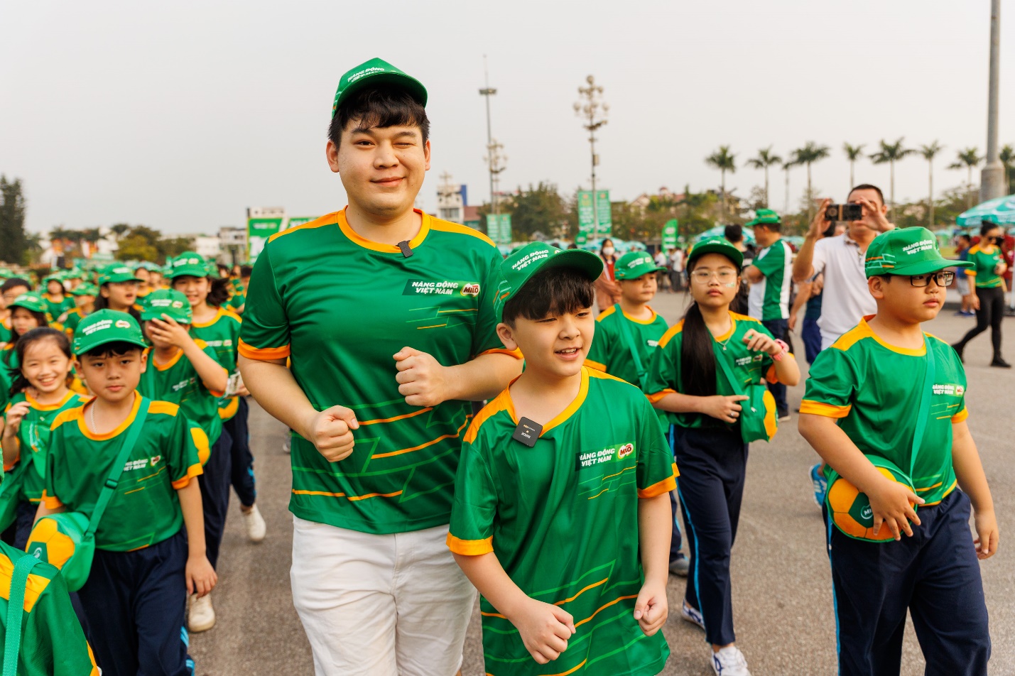 Ca sĩ nhí Đăng Bách cùng học sinh Nghệ An tham gia Ngày hội đi bộ MILO 2023 - Ảnh 7.