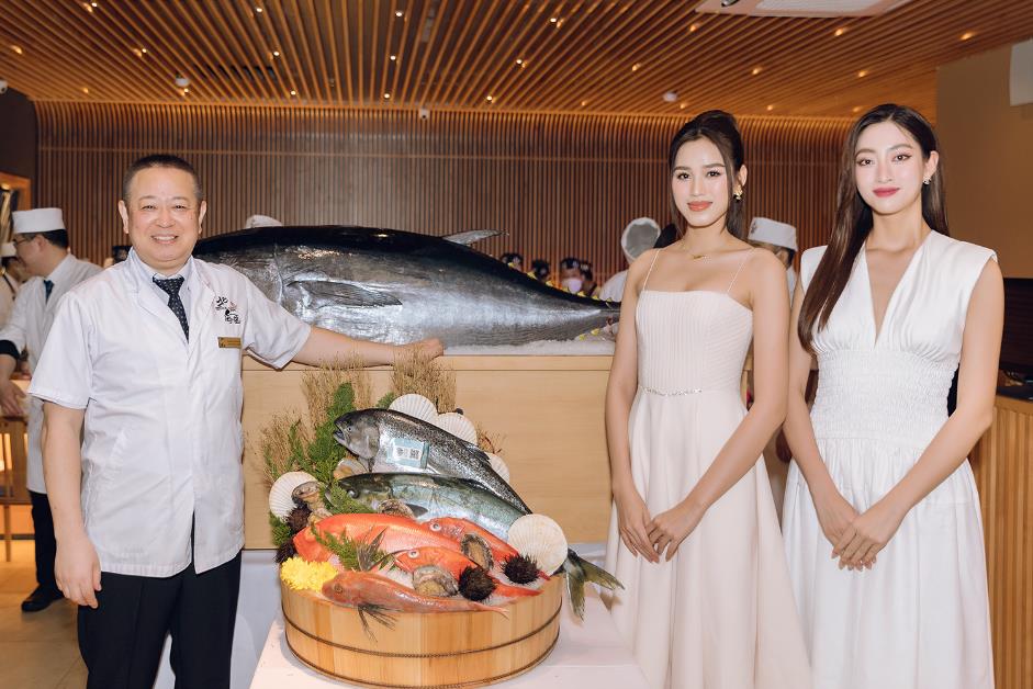 Hoa hậu Lương Thuỳ Linh và Đỗ Hà chấp nhận thử thách làm sushi cá ngừ với bếp trưởng người Nhật - Ảnh 1.