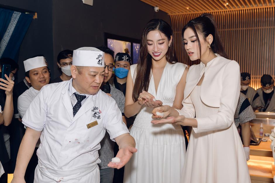 Hoa hậu Lương Thuỳ Linh và Đỗ Hà chấp nhận thử thách làm sushi cá ngừ với bếp trưởng người Nhật - Ảnh 3.
