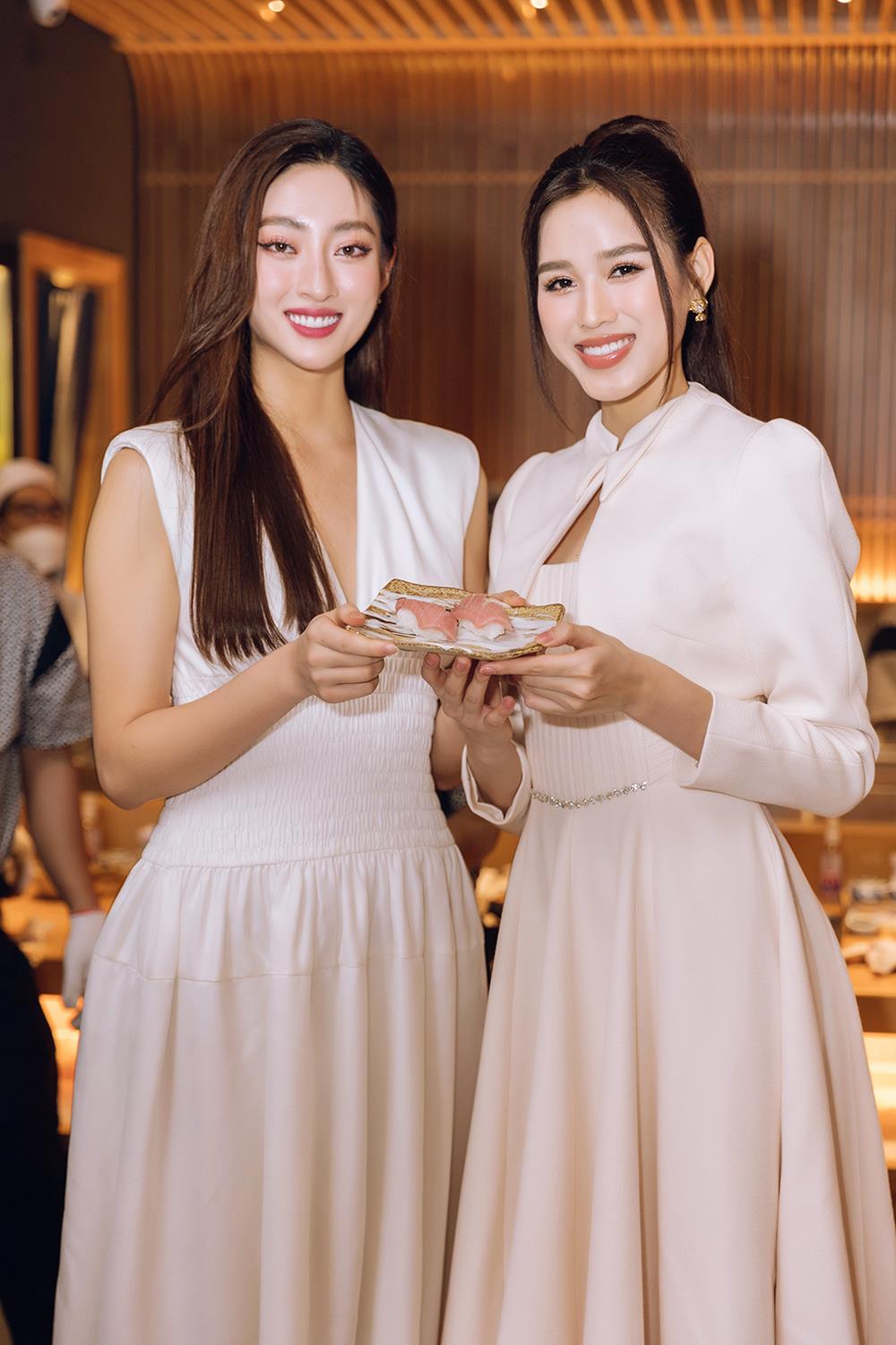 Hoa hậu Lương Thuỳ Linh và Đỗ Hà chấp nhận thử thách làm sushi cá ngừ với bếp trưởng người Nhật - Ảnh 4.