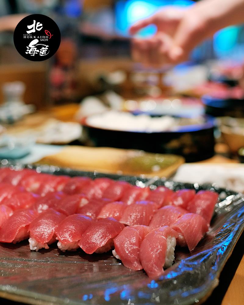 Hoa hậu Lương Thuỳ Linh và Đỗ Hà chấp nhận thử thách làm sushi cá ngừ với bếp trưởng người Nhật - Ảnh 5.