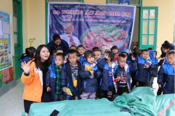 Đoàn từ thiện Tần Nguyễn mang niềm hạnh phúc đến với trẻ em vùng cao - Ảnh 2.