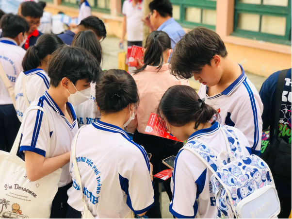 Cao đẳng Việt Mỹ Cần Thơ thực hiện chuỗi định hướng nghề nghiệp cho hơn 300 trường THCS, THPT tại các tỉnh miền Tây - Ảnh 2.