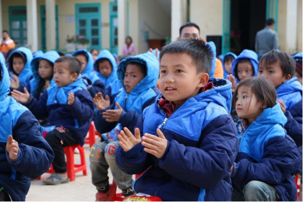 Đoàn từ thiện Tần Nguyễn mang niềm hạnh phúc đến với trẻ em vùng cao - Ảnh 4.
