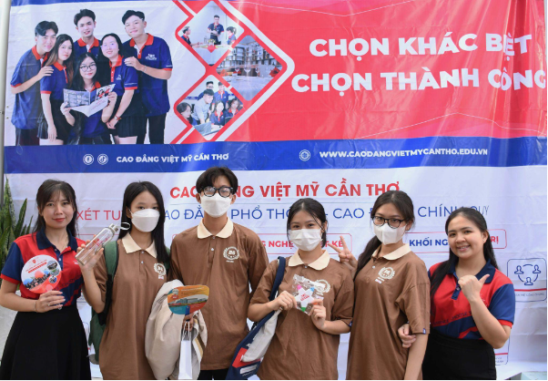 Cao đẳng Việt Mỹ Cần Thơ thực hiện chuỗi định hướng nghề nghiệp cho hơn 300 trường THCS, THPT tại các tỉnh miền Tây - Ảnh 3.