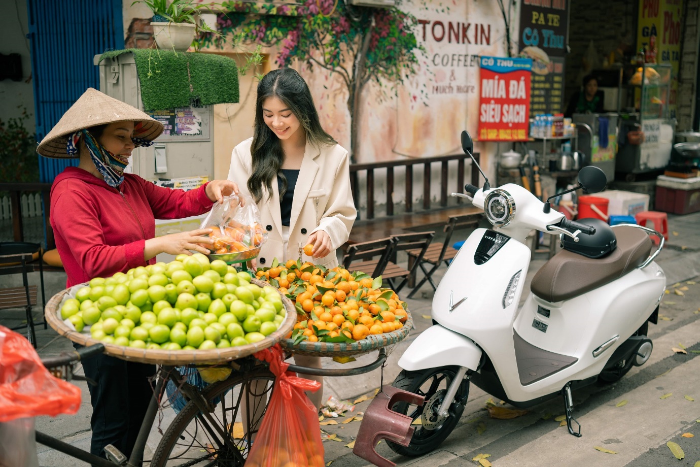 Lý do xe máy điện VinFast “được lòng” chị em phụ nữ - Ảnh 2.