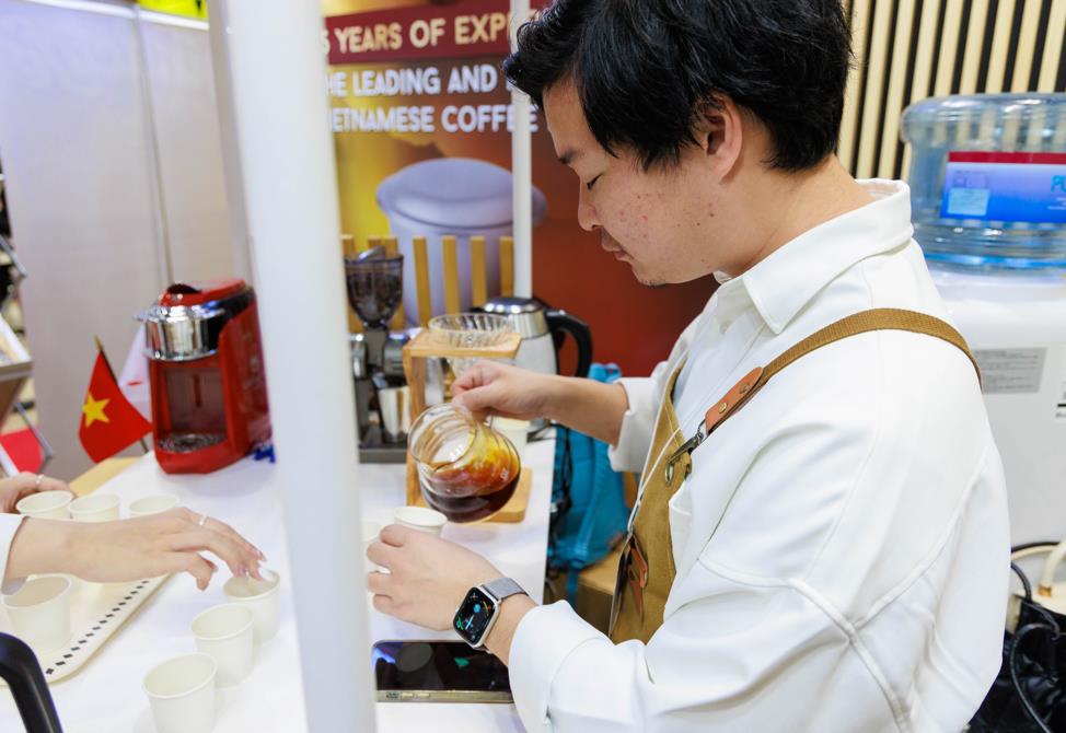 Ngạc nhiên với tách cà phê ngon chao đảo tại Foodex Nhật Bản 2023: Đúng chất Vinacafé vẫn chuẩn gu Nhật - Ảnh 2.