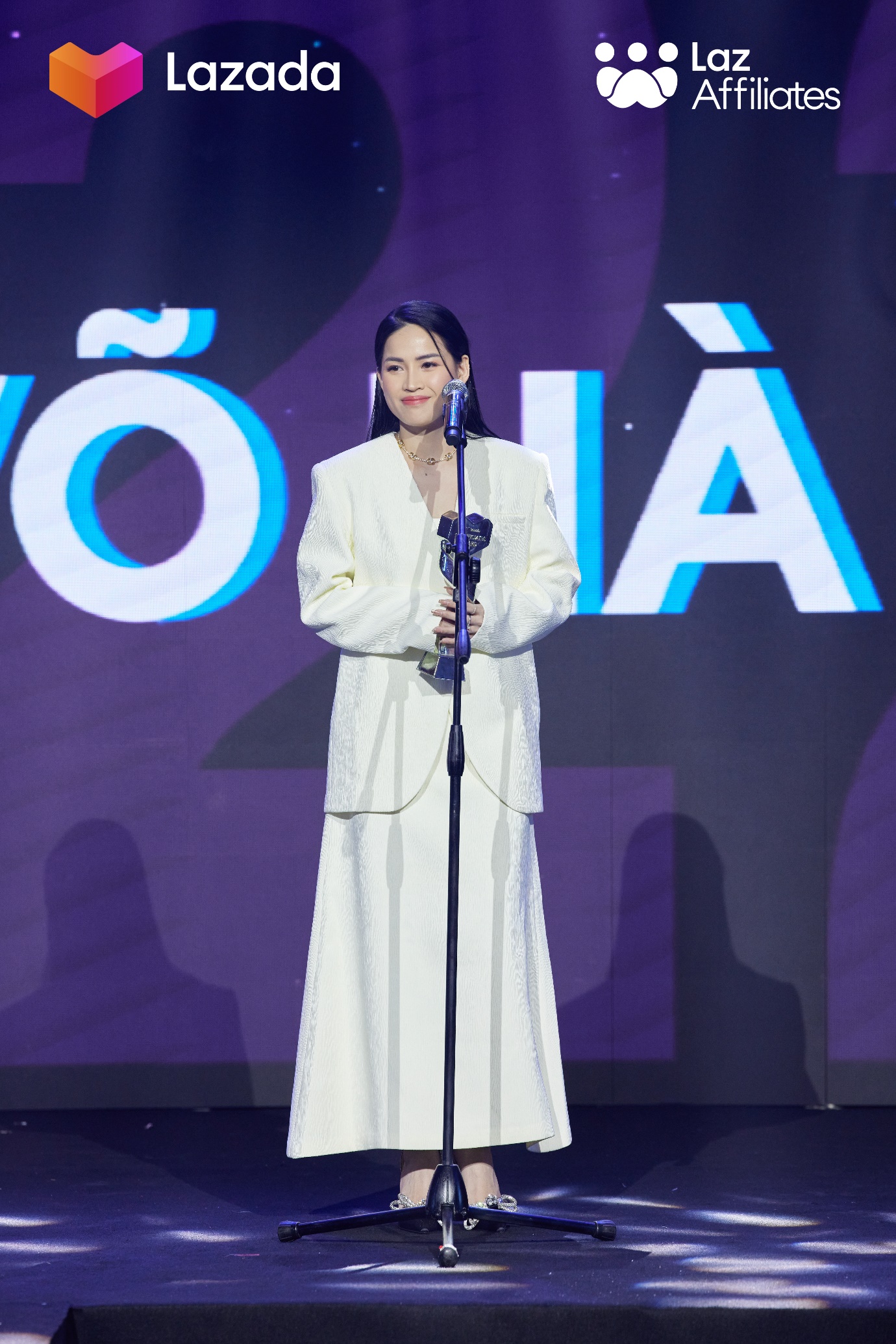 Hoa hậu Thùy Tiên, Võ Hà Linh, Chloe Nguyễn cùng dàn KOLs tỏa sáng tại lễ trao giải LazAffiliates Award 2023 - Ảnh 6.