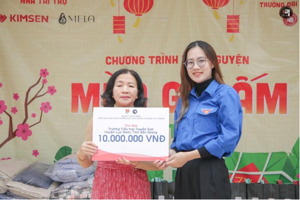 Trung tâm Ngoại Ngữ Hà Nội tham gia tài trợ cho học sinh, sinh viên - Ảnh 2.