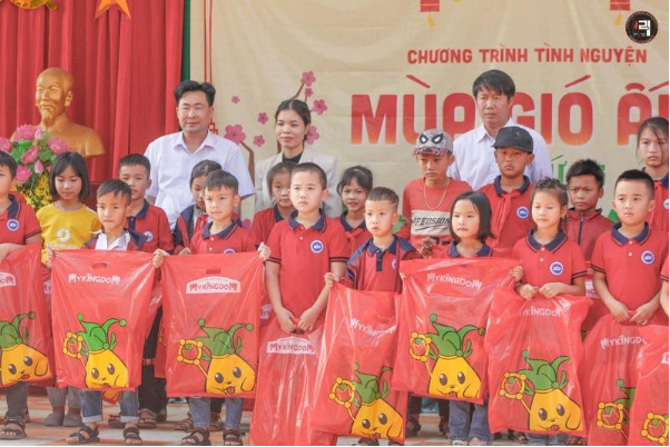 Trung tâm Ngoại Ngữ Hà Nội tham gia tài trợ cho học sinh, sinh viên - Ảnh 3.