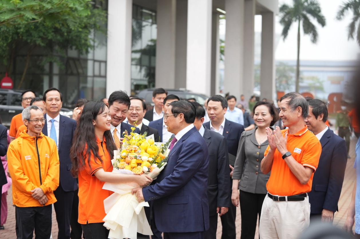 Nữ sinh tặng hoa cho Thủ tướng: Vừa xinh vừa học giỏi, đạt học bổng 70% Đại học FPT - Ảnh 1.