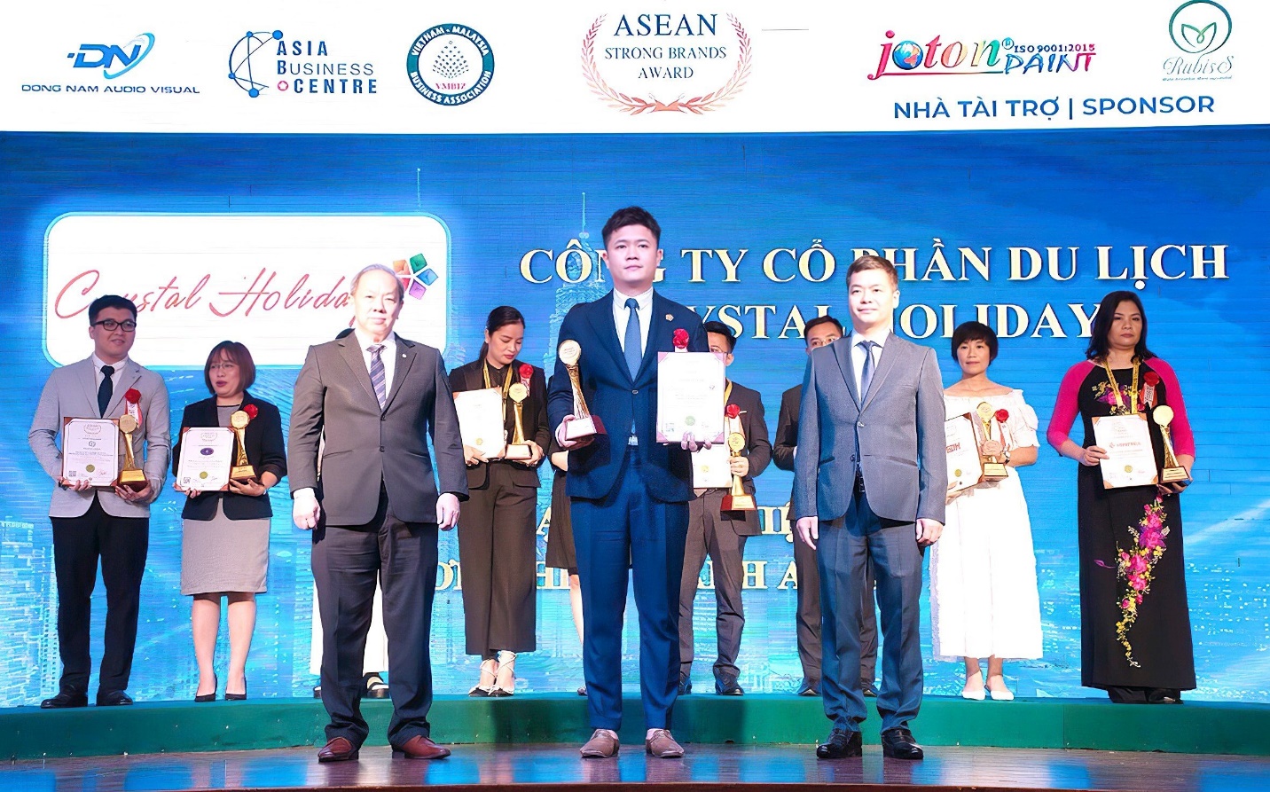 Crystal Holidays được vinh danh Top 10 Thương hiệu mạnh ASEAN 2023 - Ảnh 1.