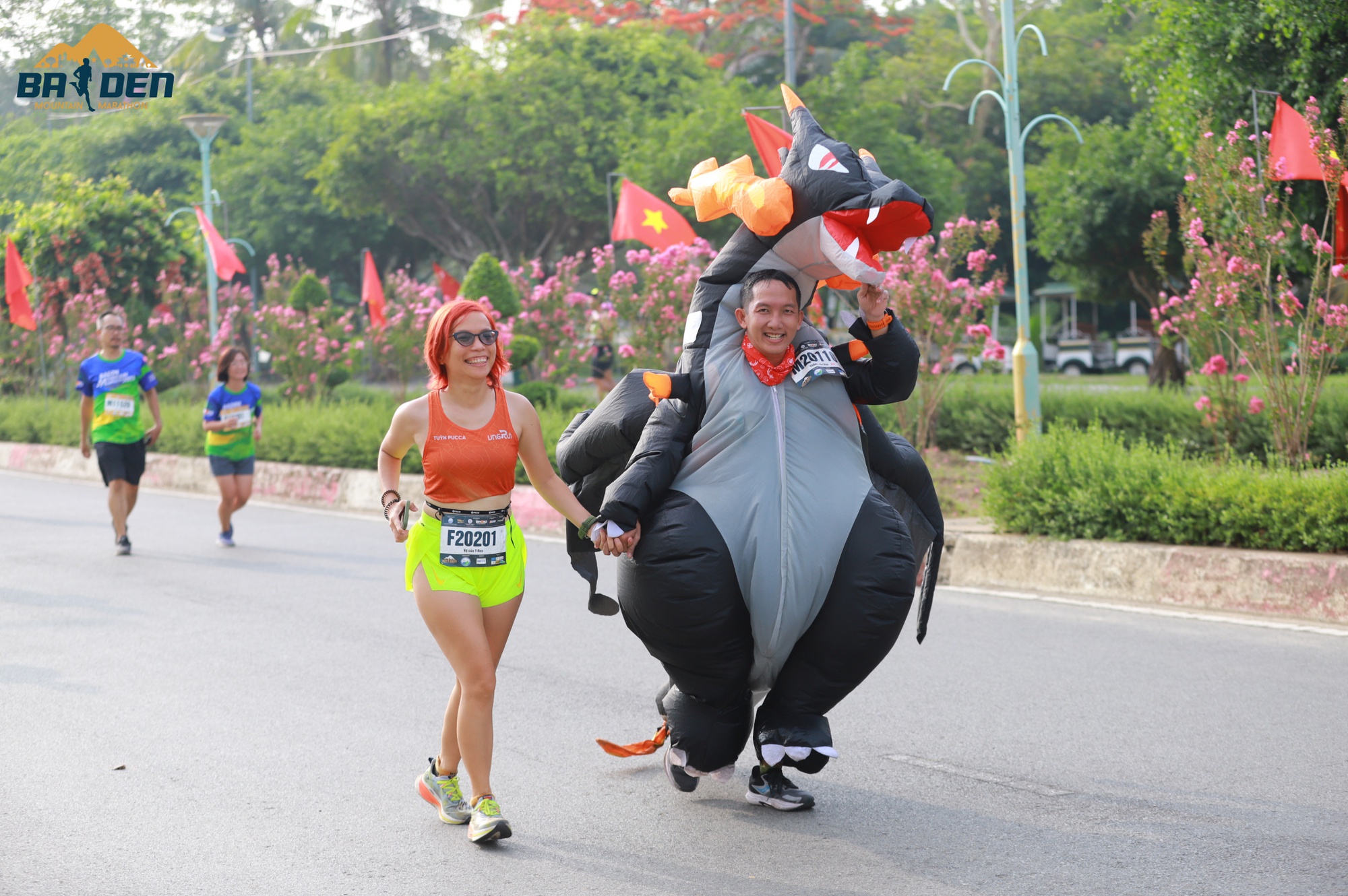 Muôn kiểu cosplay lạ mắt chỉ có ở đường chạy marathon Tây Ninh - Ảnh 2.