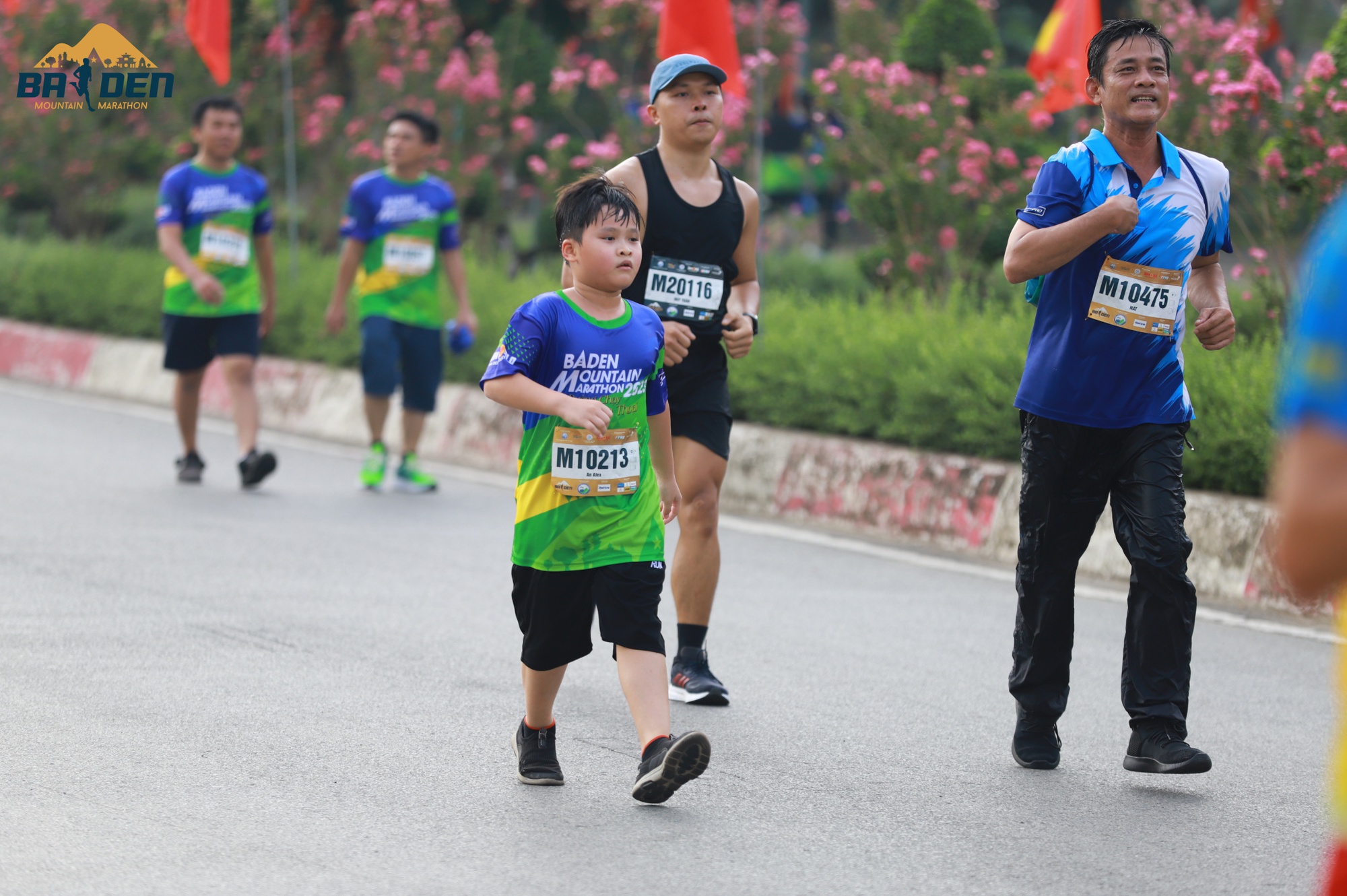 Muôn kiểu cosplay lạ mắt chỉ có ở đường chạy marathon Tây Ninh - Ảnh 4.