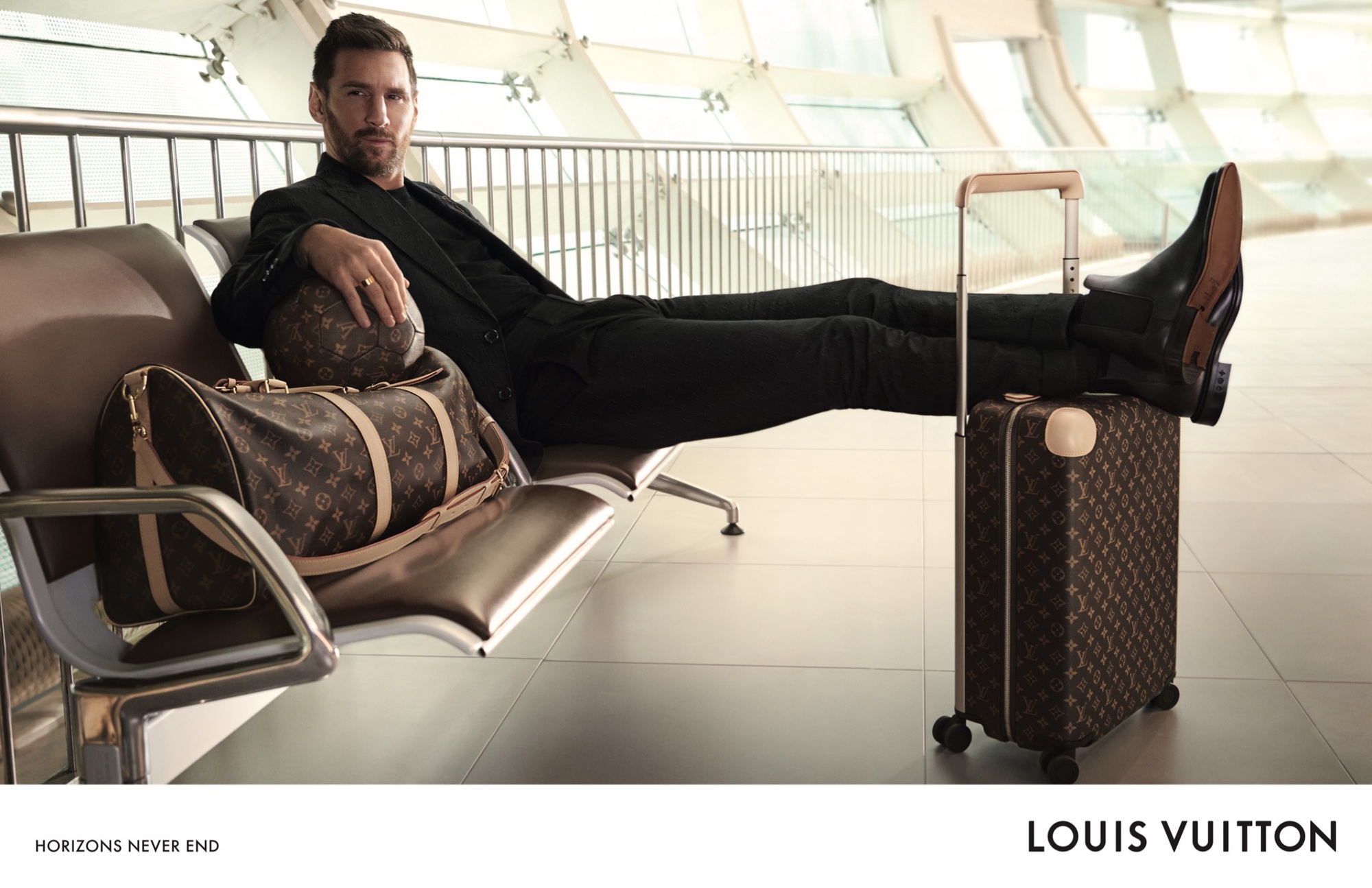 Lionel Messi khuấy động mùa du lịch trong chiến dịch “Horizon Never Ends” của Louis Vuitton - Ảnh 1.