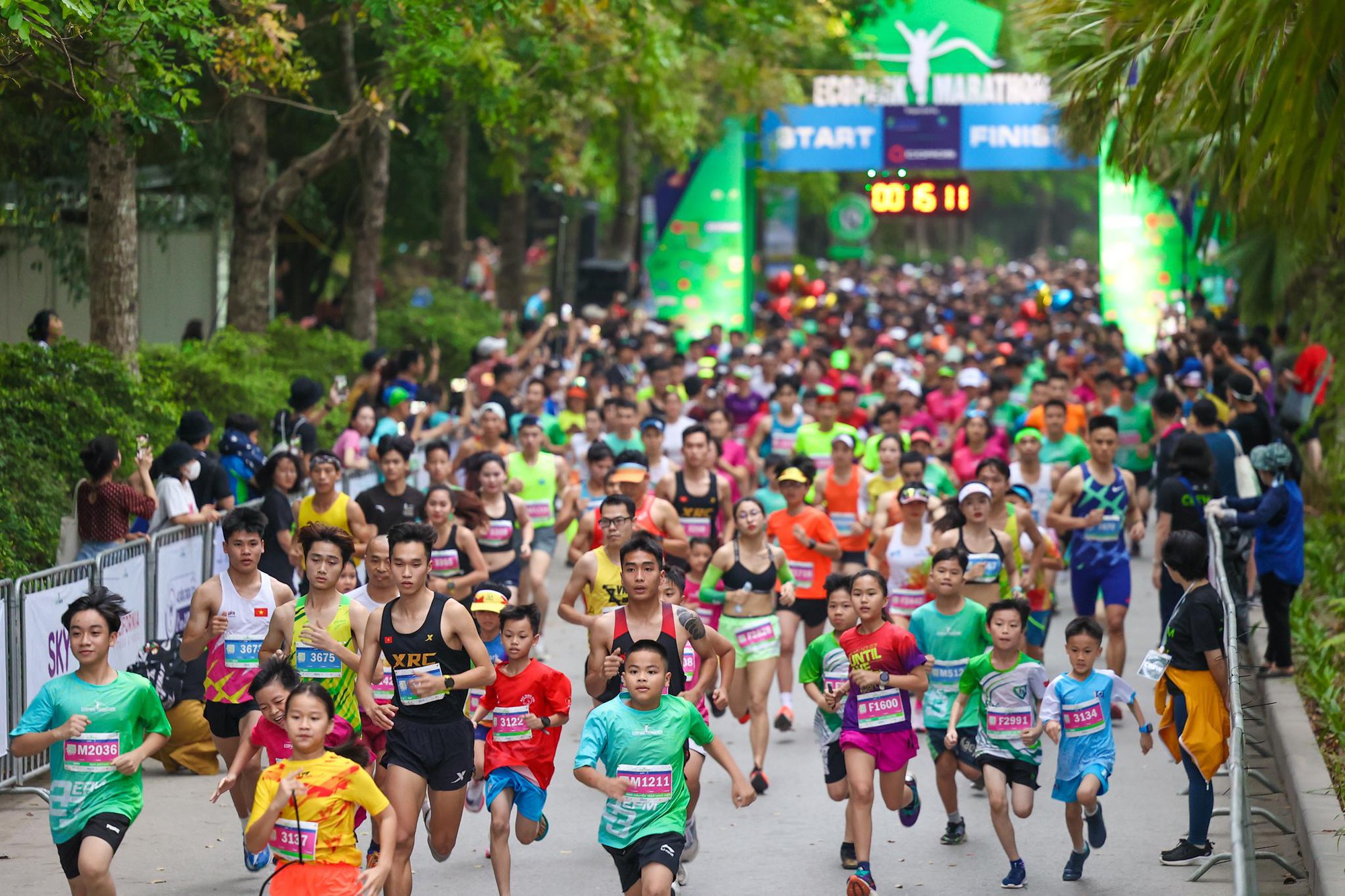 Những khoảnh khắc khó quên trên đường đua Ecopark Marathon 2023 - Ảnh 1.