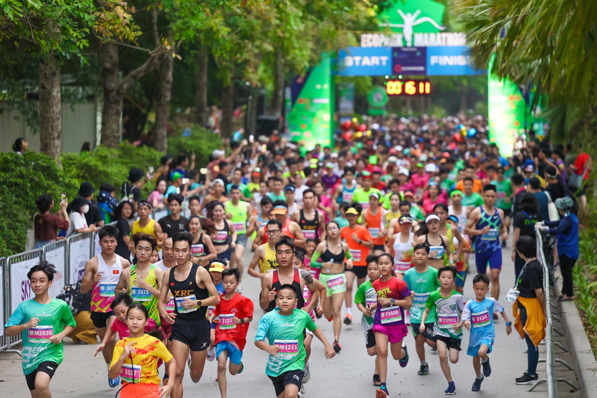 Những khoảnh khắc khó quên trên đường đua Ecopark Marathon 2023 - Ảnh 1.