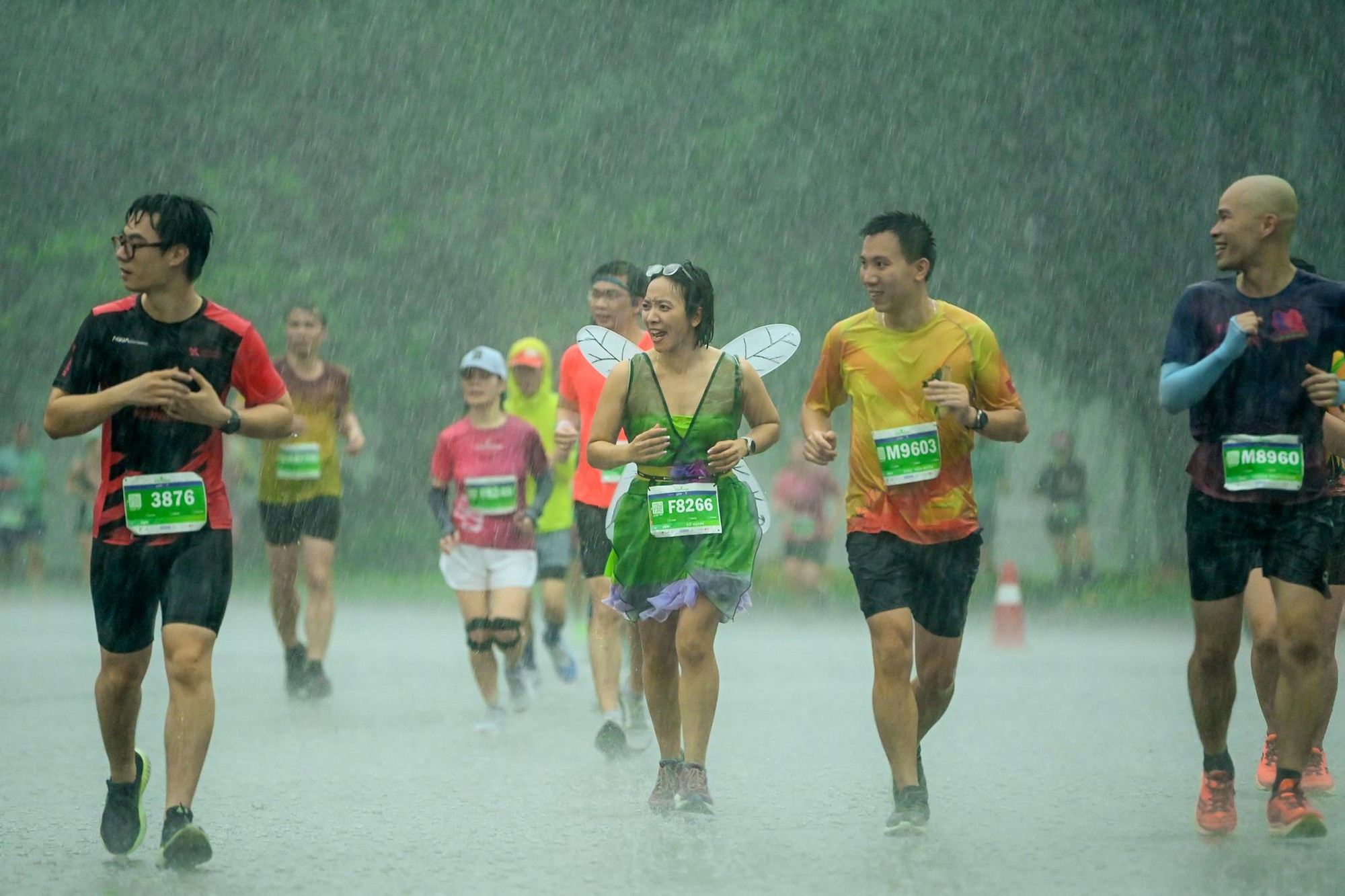 Những khoảnh khắc khó quên trên đường đua Ecopark Marathon 2023 - Ảnh 12.