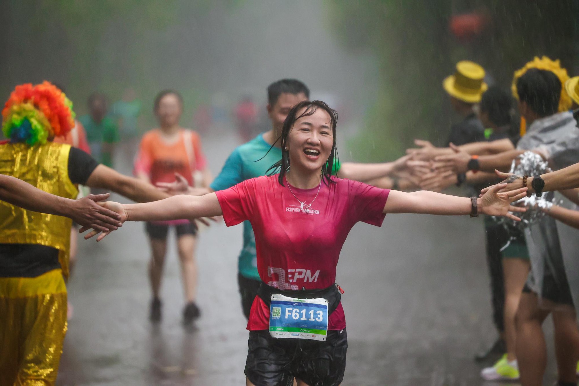 Những khoảnh khắc khó quên trên đường đua Ecopark Marathon 2023 - Ảnh 13.