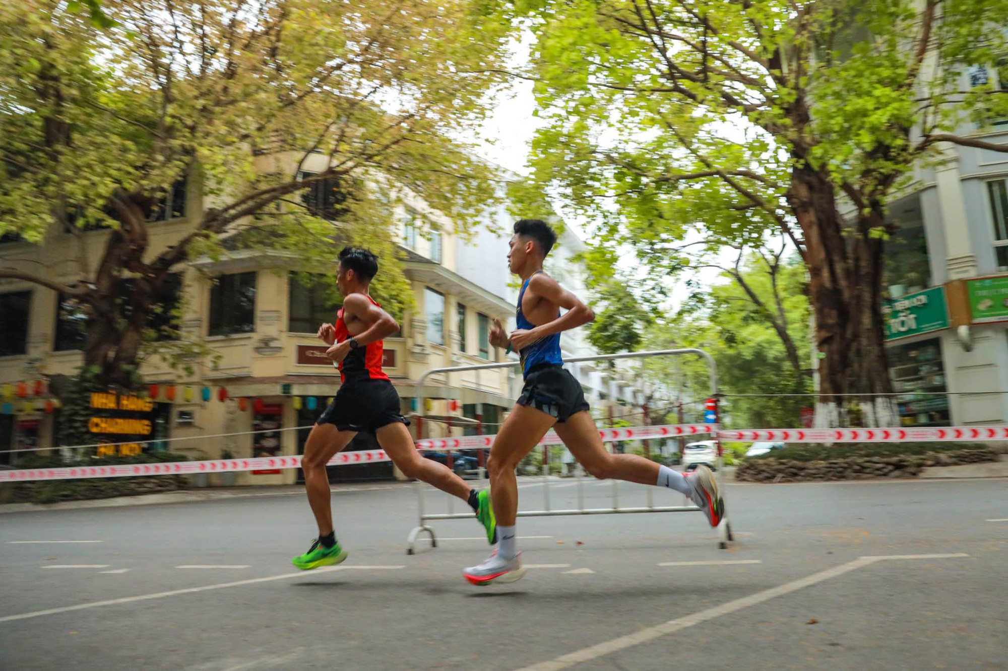 Những khoảnh khắc khó quên trên đường đua Ecopark Marathon 2023 - Ảnh 4.