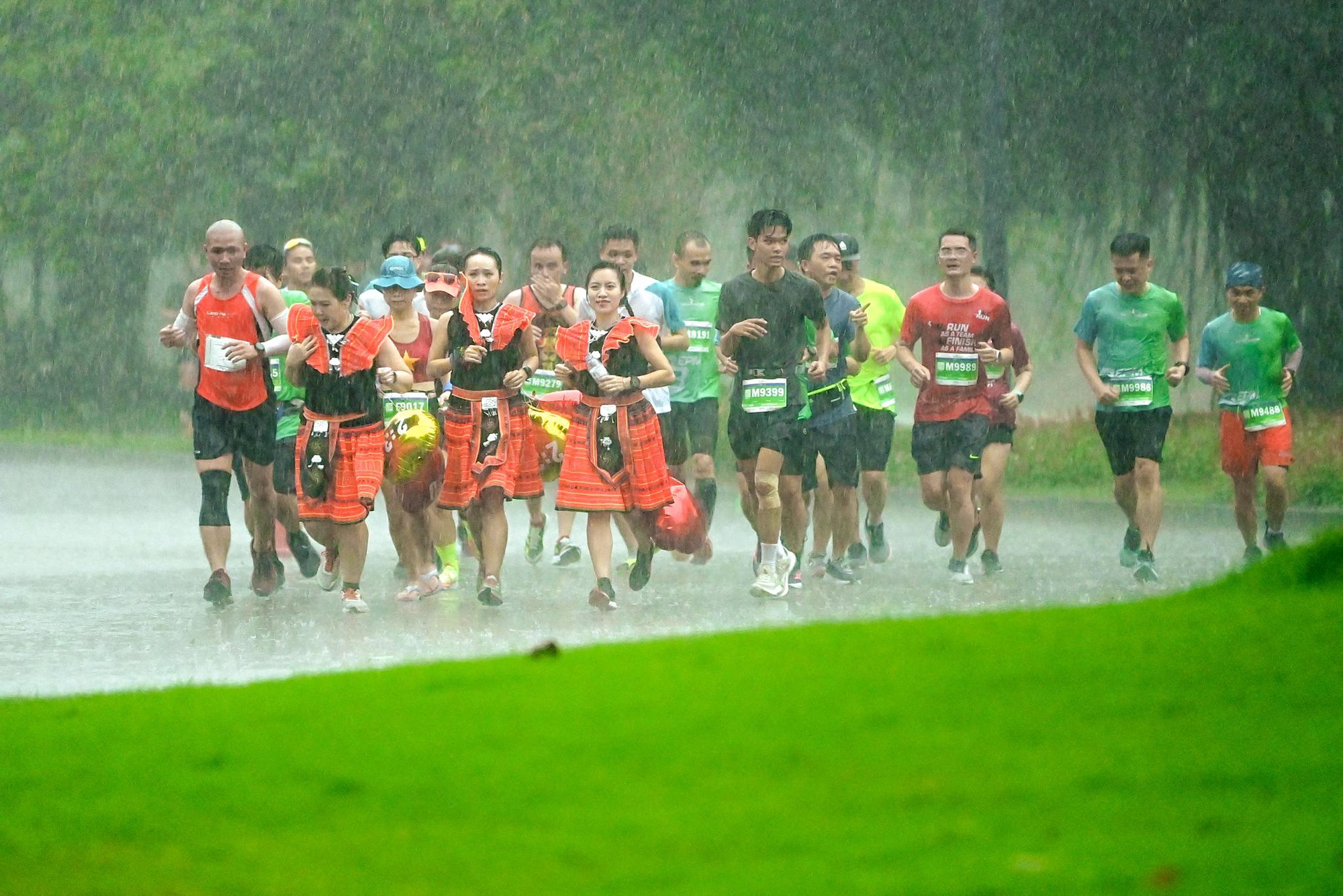 Những khoảnh khắc khó quên trên đường đua Ecopark Marathon 2023 - Ảnh 8.