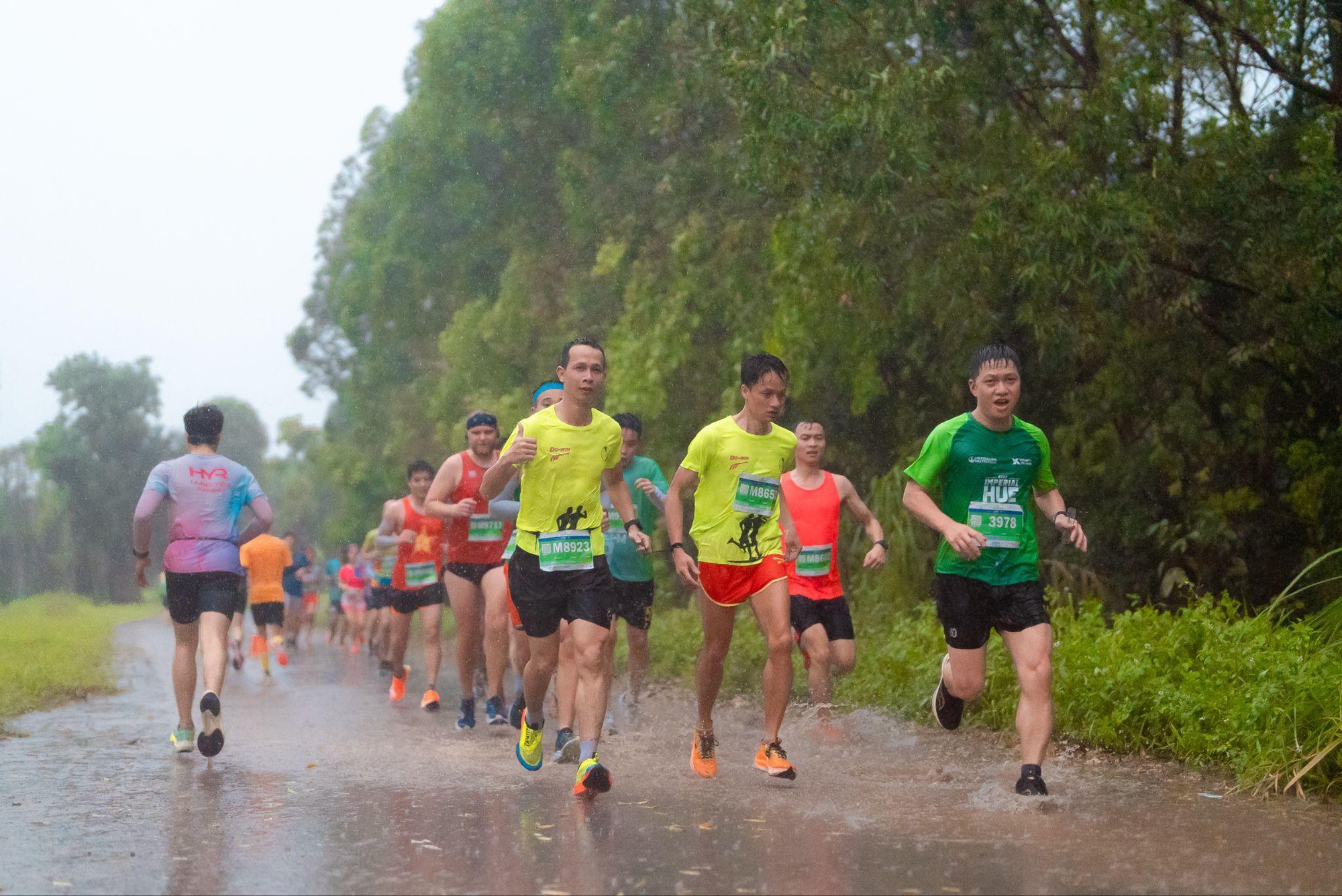 Những khoảnh khắc khó quên trên đường đua Ecopark Marathon 2023 - Ảnh 9.