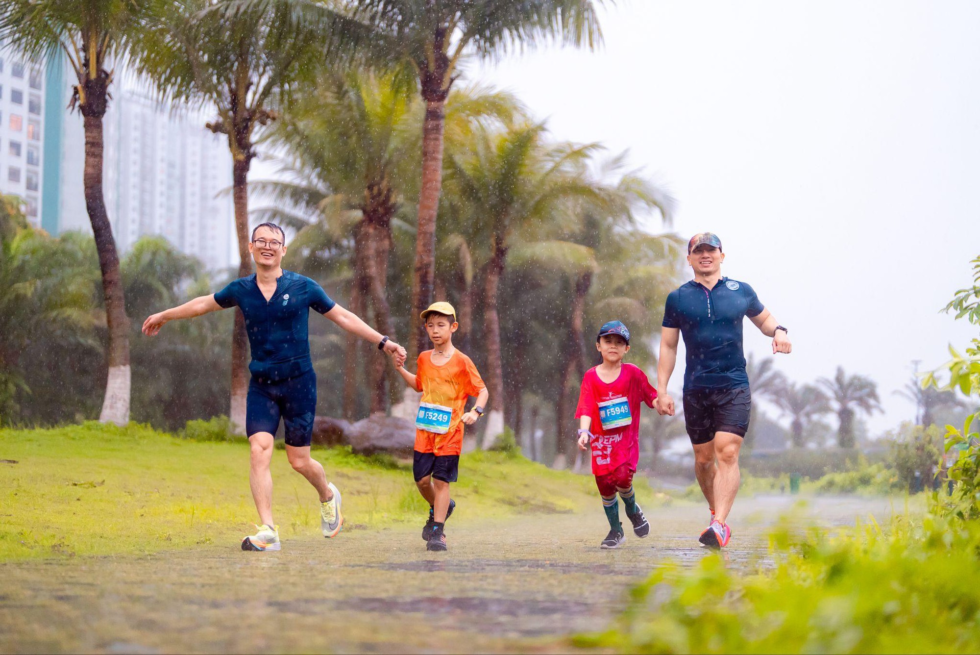 Những khoảnh khắc khó quên trên đường đua Ecopark Marathon 2023 - Ảnh 10.