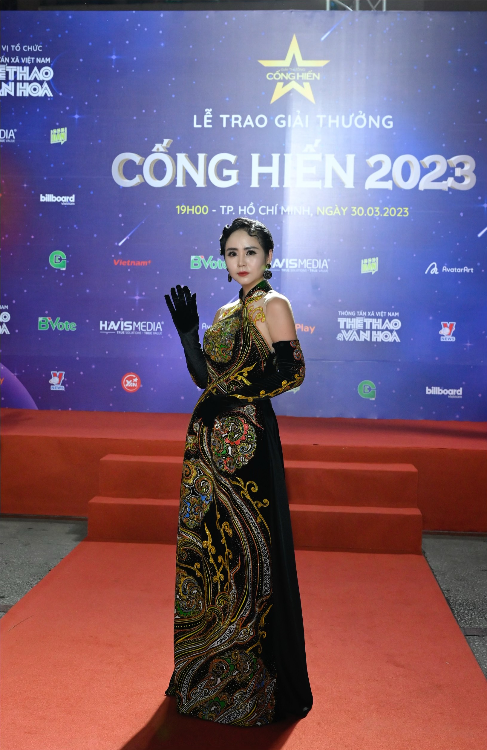 Doanh nhân Bùi Thanh Hương vinh dự trao cúp Cống hiến - Ảnh 1.
