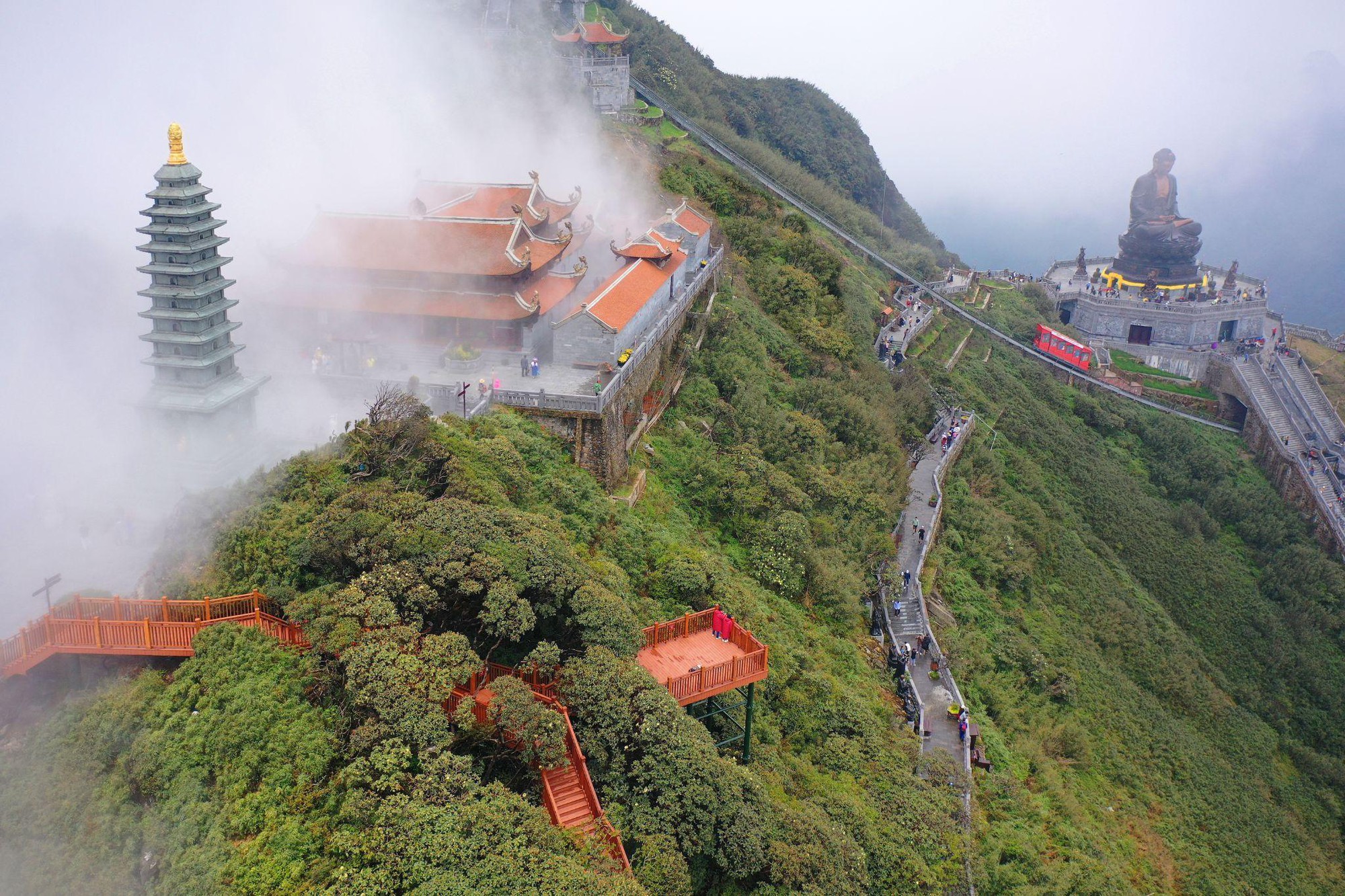 Fansipan mát như tủ lạnh, du khách rủ nhau lên săn mây, ngắm thung lũng hoa hồng lớn nhất Việt Nam - Ảnh 3.