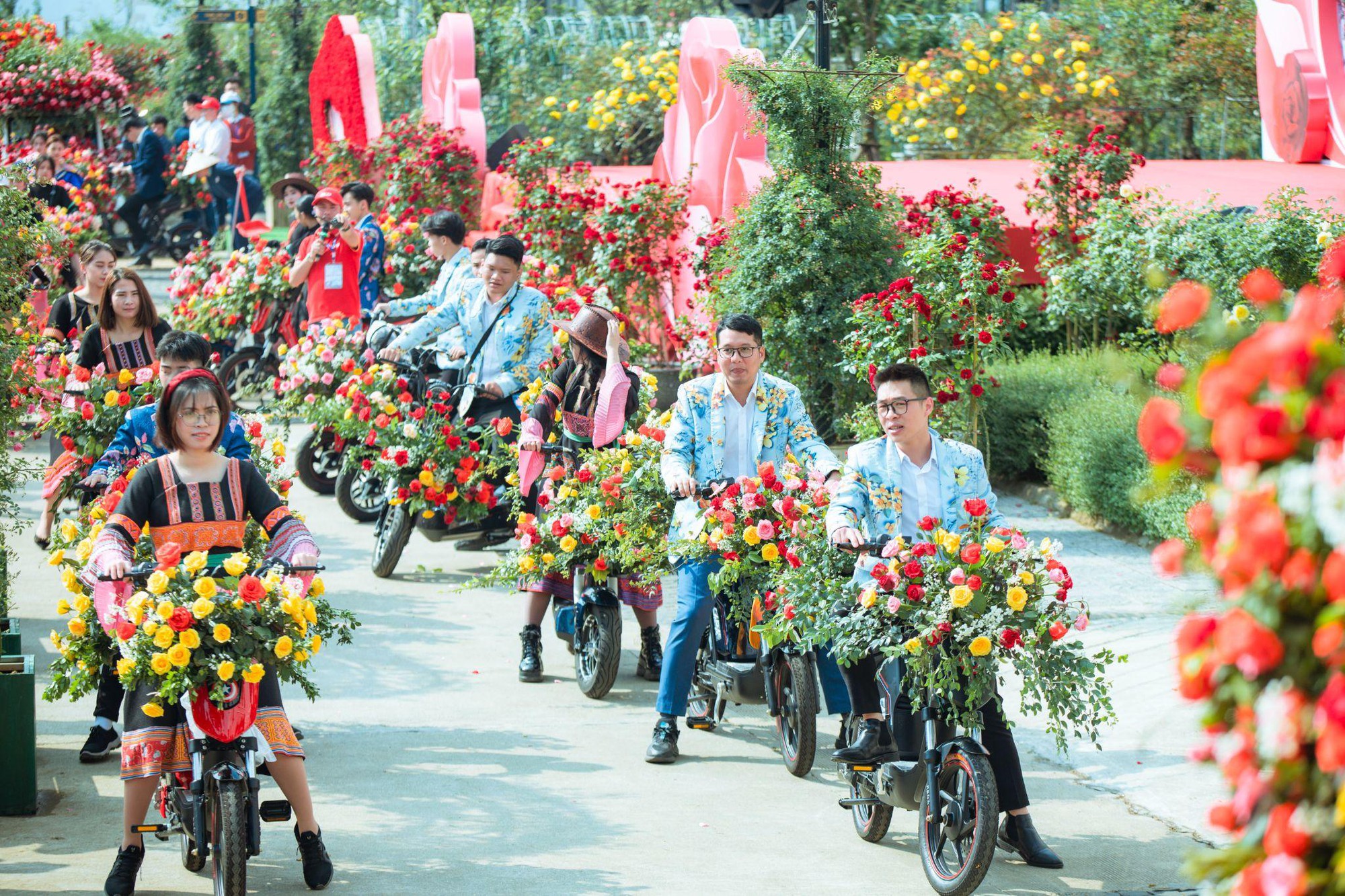 Fansipan mát như tủ lạnh, du khách rủ nhau lên săn mây, ngắm thung lũng hoa hồng lớn nhất Việt Nam - Ảnh 7.