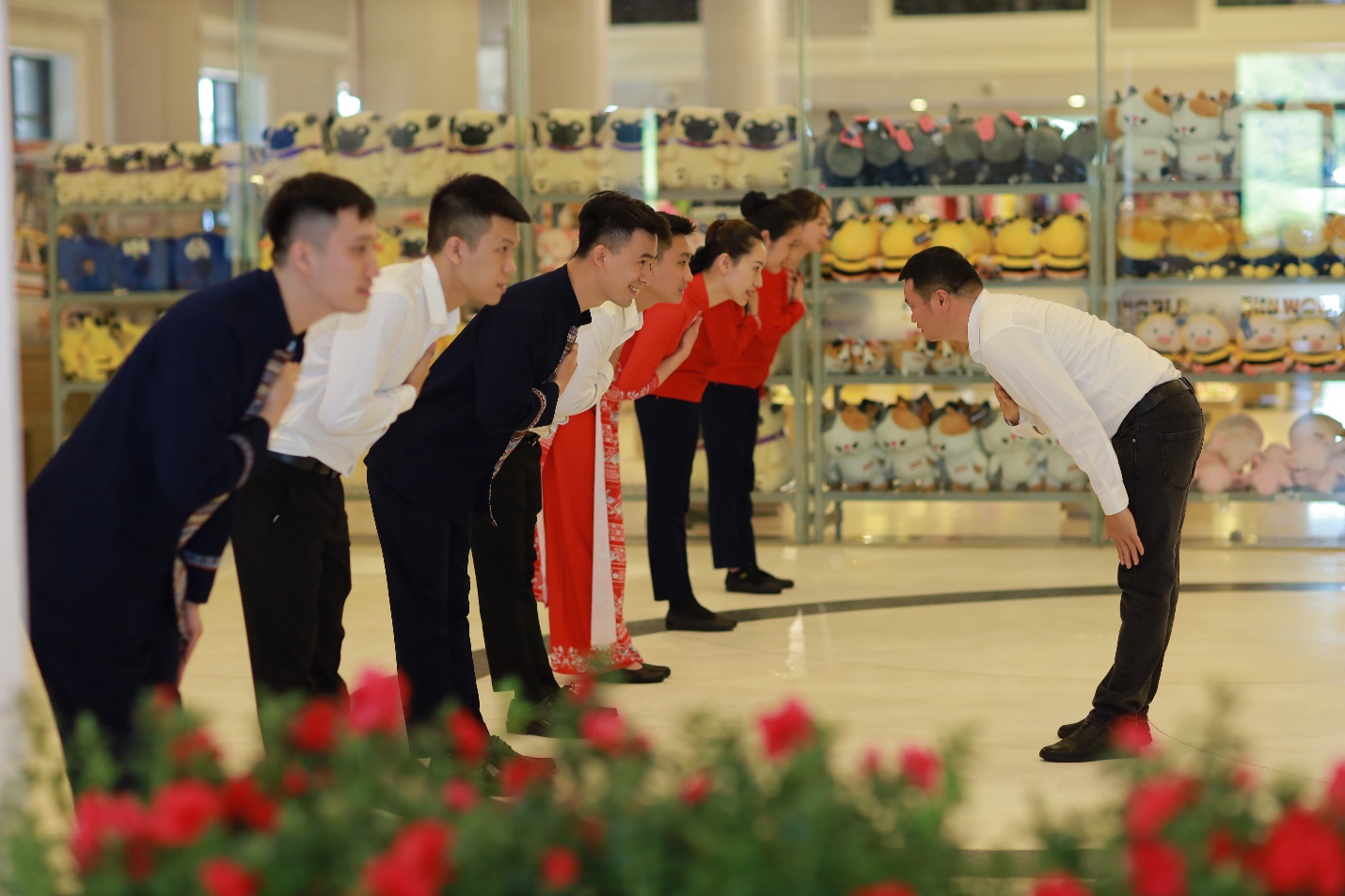 Những người gieo hạt mầm dịch vụ từ tâm - Ảnh 1. Những người gieo hạt mầm dịch vụ từ tâm - Ảnh 1.