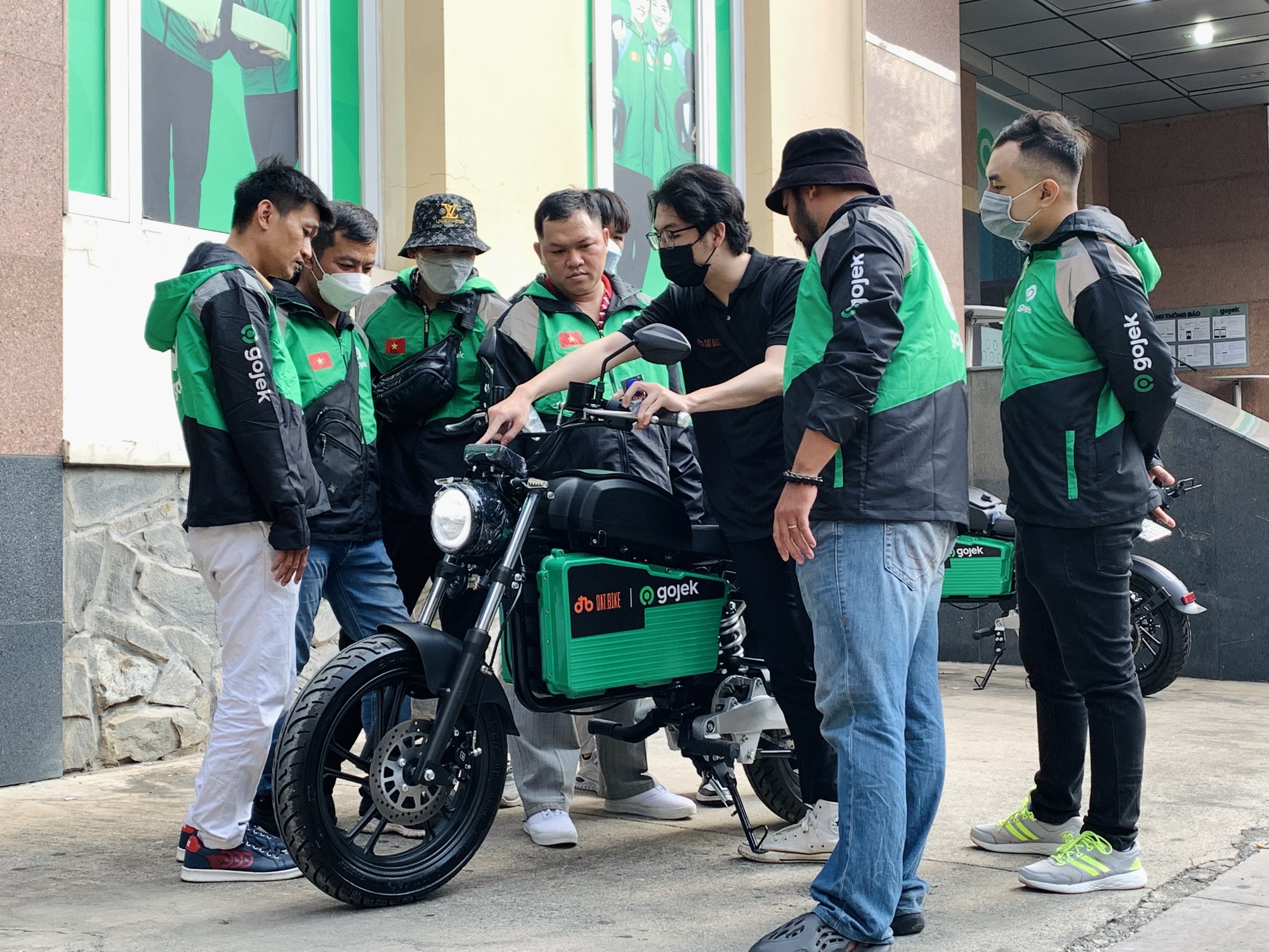 Gojek đưa xe máy điện Dat Bike vào phục vụ vận chuyển hành khách - Ảnh 1.
