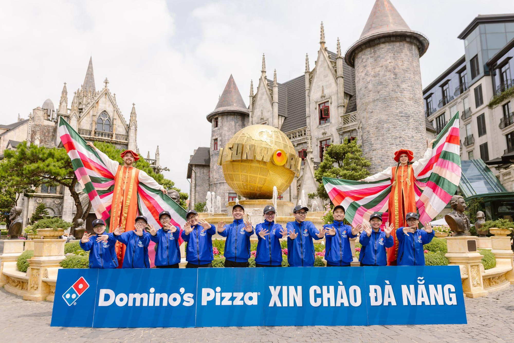 Giới trẻ Đà Nẵng bất ngờ với màn quảng bá thương hiệu bằng cáp treo độc, lạ của Domino’s Pizza - Ảnh 1.