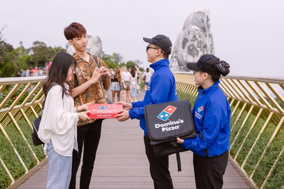Giới trẻ Đà Nẵng bất ngờ với màn quảng bá thương hiệu bằng cáp treo độc, lạ của Domino’s Pizza - Ảnh 3.