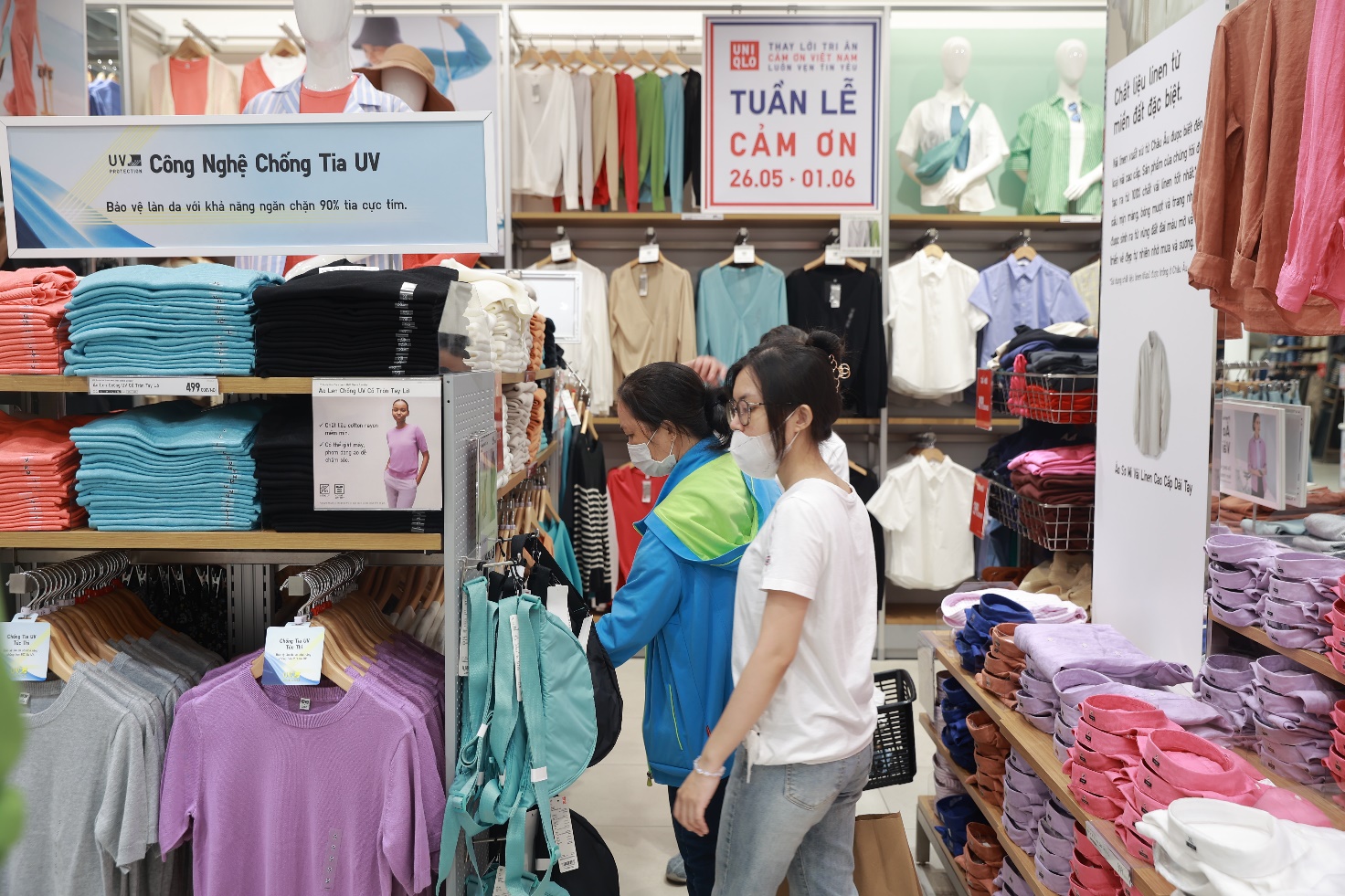 Khách hàng đổ bộ mua sắm tại cửa hàng UNIQLO ngay trong ngày đầu tiên của Tuần Lễ Cảm Ơn 26/5 - 1/6 - Ảnh 3.