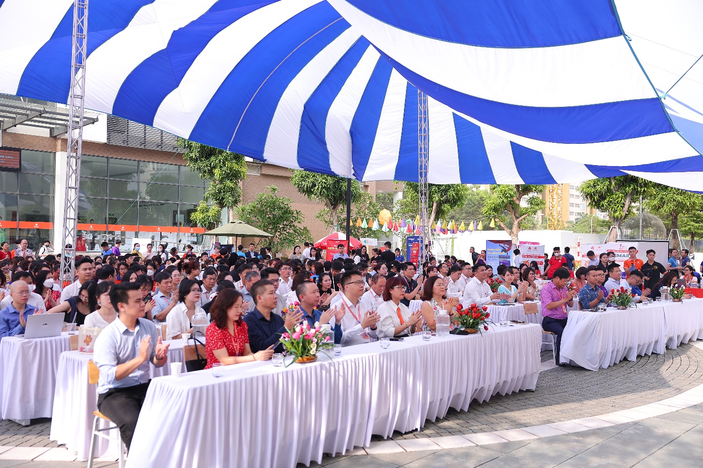 Sinh viên ĐH Đại Nam được hàng trăm doanh nghiệp “đón” ngay tại giảng đường - Ảnh 1.