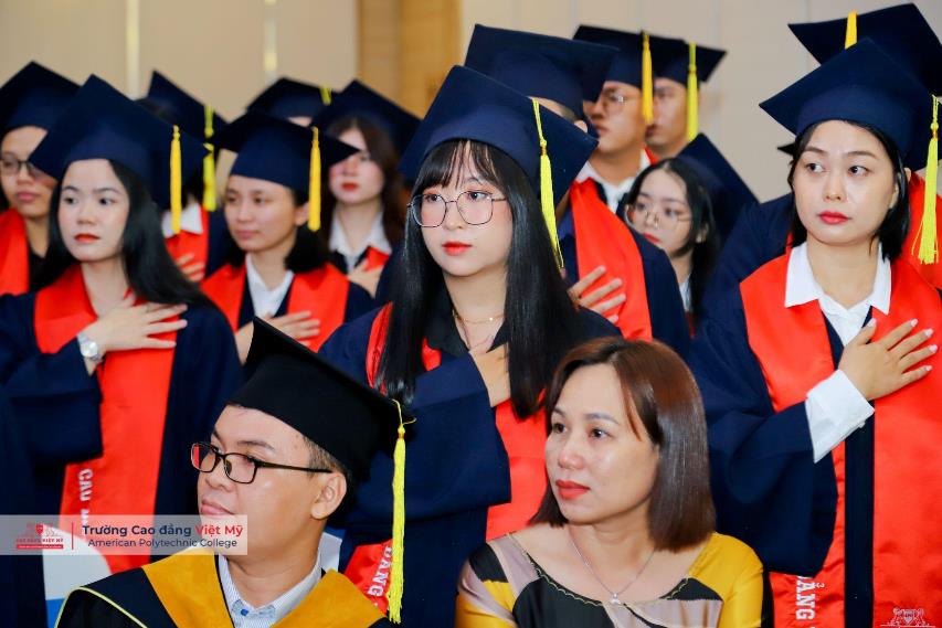 Những khoảnh khắc ấn tượng trong ngày lễ tốt nghiệp của hơn 300 sinh viên Cao đẳng Việt Mỹ - Ảnh 1.
