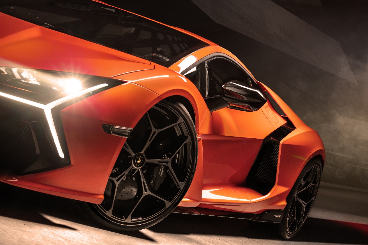 Bridgestone giới thiệu dòng lốp &quot;may đo&quot; cho Lamborghini Revuelto - Ảnh 1.