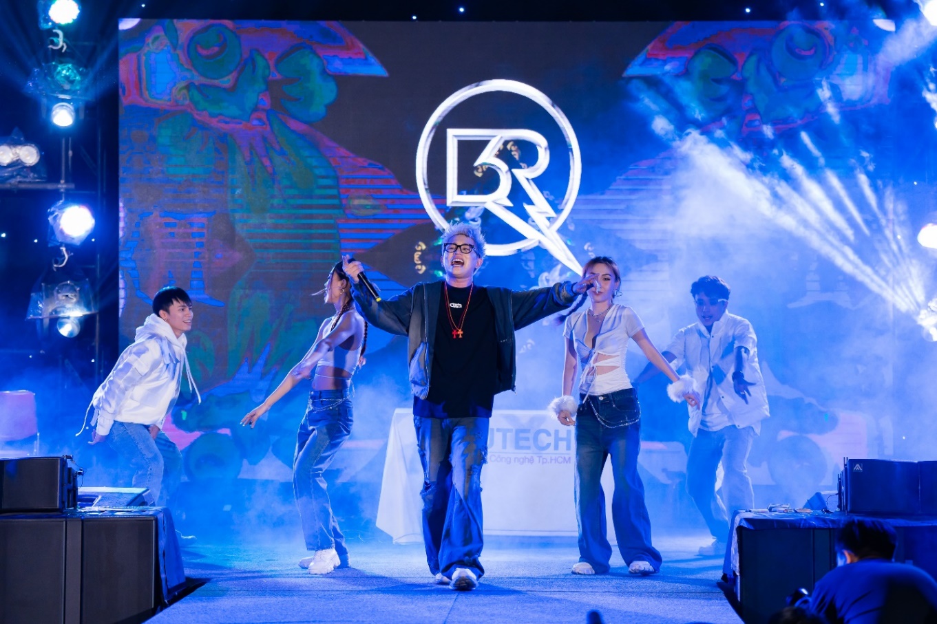 Đạt G, B Ray, Masew xuất hiện “cực ngầu”, khuấy động sân khấu đại nhạc hội Sóng 2023 tại HUTECH - Ảnh 2.