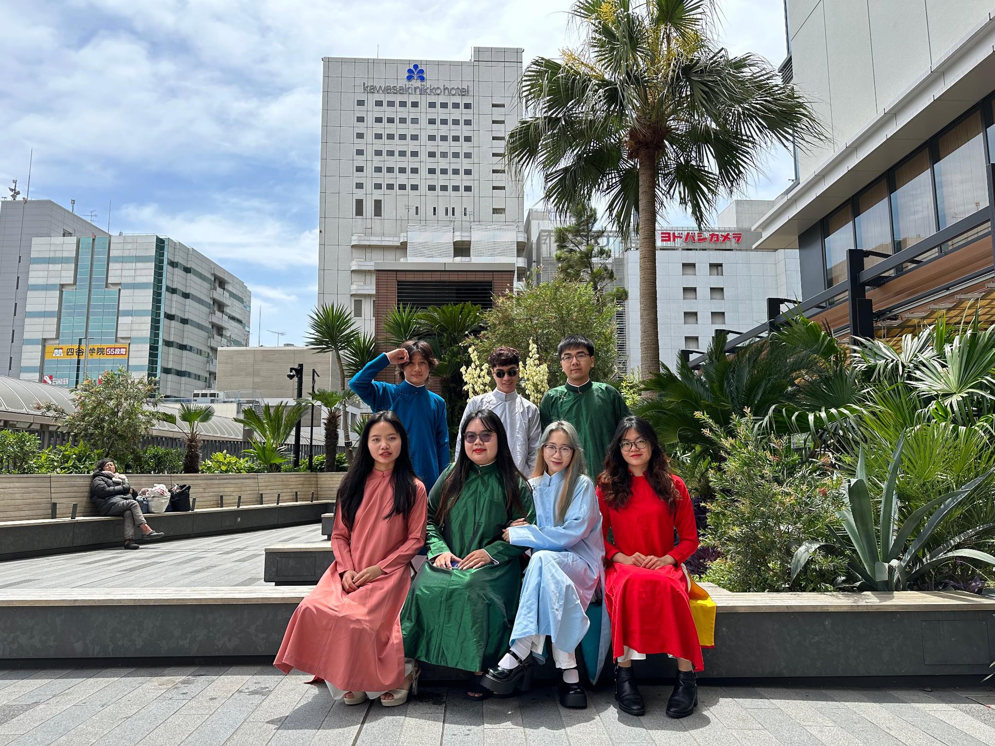 Học sinh - sinh viên FPT Edu mặc áo dài ngũ thân vi vu đất nước Mặt trời mọc quảng bá văn hóa Việt Nam - Ảnh 1.